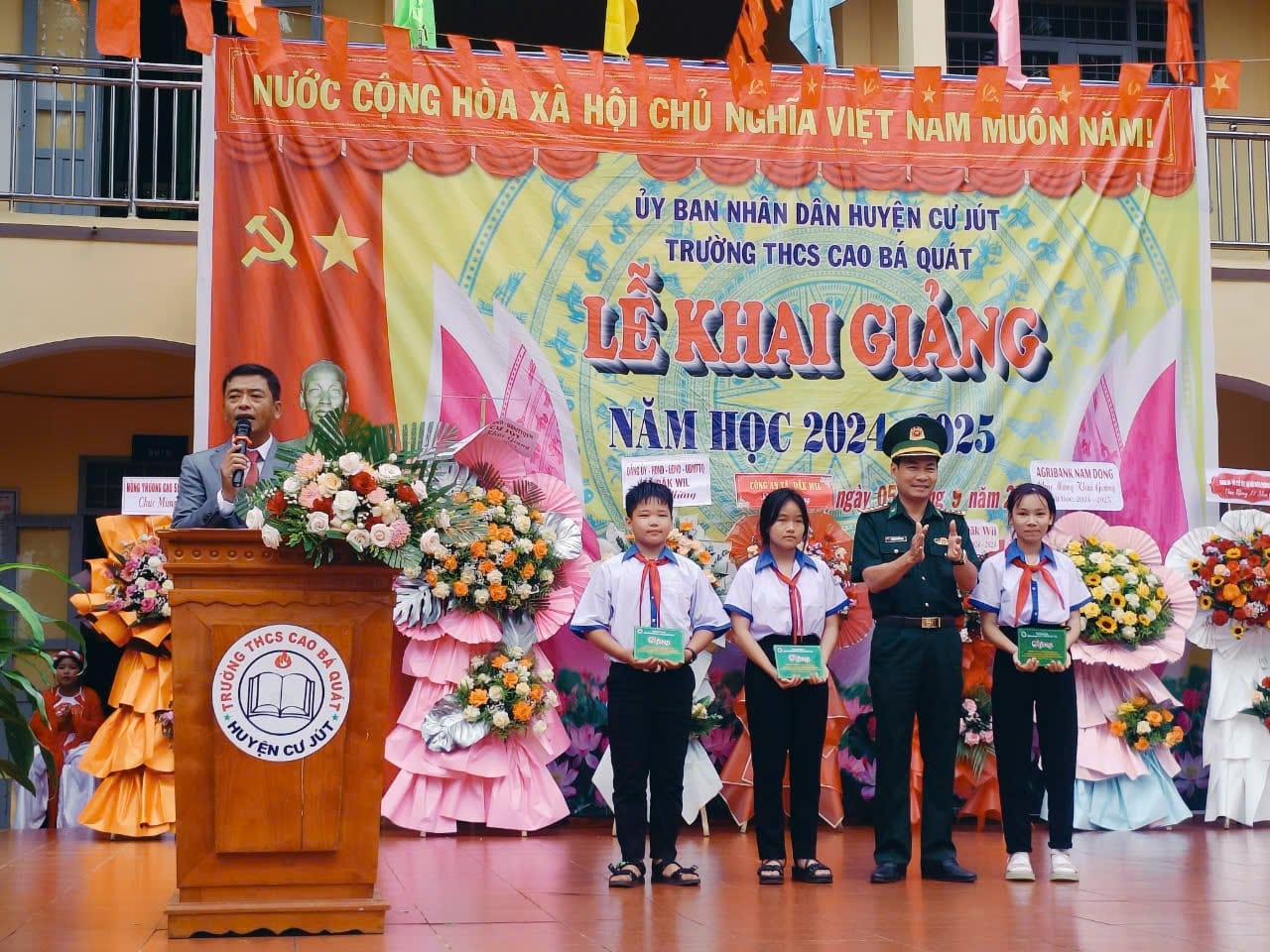 trao học bổng con nuôi biên phòng